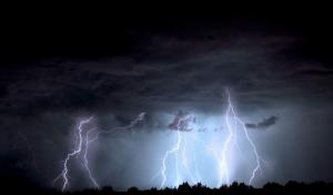 Alertă meteo de furtuni puternice pentru jumătate de ţară! Ploi torenţiale, vijelii şi grindină lovesc 25 de judeţe, până luni seară