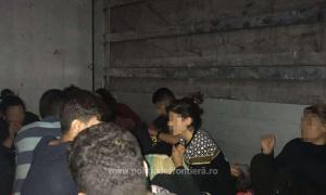 33 de imigranți ilegali irakieni, găsiți înghesuiți într-un TIR, la Nădlac