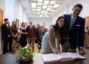 Iubita lui Liviu Dragnea s-a inspirat dintr-o rochie de 1350 de lire a lui Meghan Markle, pentru nunta fiului liderului PSD