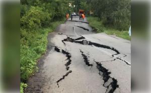 Ca după marele cutremur! Drum naţional rupt de o alunecare de teren, pământul a luat-o la vale peste o sută de metri