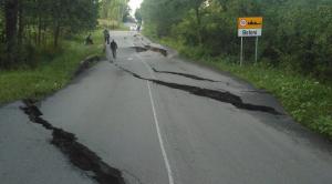 Ca după marele cutremur! Drum naţional rupt de o alunecare de teren, pământul a luat-o la vale peste o sută de metri