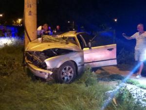 S-a încolăcit cu BMW-ul pe stâlp, în Constanţa! Rupt de beat, un tânăr de 28 de ani a băgat trei oameni în spital după un impact teribil (Video)