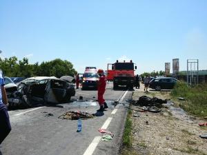 Flăcări pe şosea la Işalniţa, în Dolj, unde un motociclist a murit după o ciocnire violentă cu un autoturism