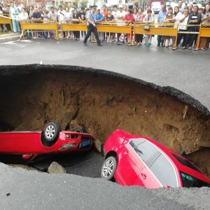 O stradă din nord-estul Chinei s-a surpat chiar sub privirile trecătorilor. Două maşini au fost înghiţite de pământ (Galerie foto)