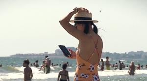 Topless la plajă, o modă pe cale de dispariţie. Se poartă costumele retro, dintr-o bucată