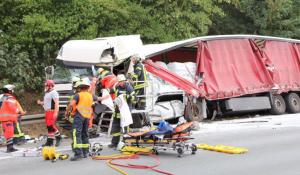 Doi şoferi români de TIR au fost răniţi şi au provocat daune de 100.000 de euro într-un accident în Germania