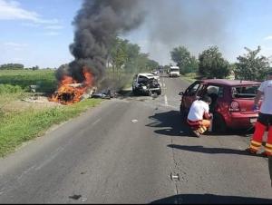 Patru morţi, dintre care doi arşi de vii, într-un accident teribil cu trei maşini, în Ungaria. Imagini de groază