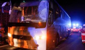 Un şofer român a intrat cu camionul într-un autocar cu 41 de pasageri, pe o autostradă din Austria