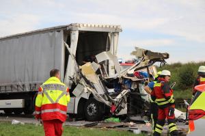 Un şofer de TIR a fost strivit în cabină de o rolă de oţel de 5 tone pe care o transporta, pe o autostradă în Germania