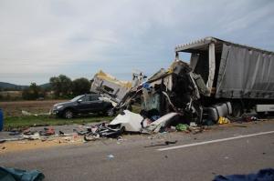 Un şofer de TIR a fost strivit în cabină de o rolă de oţel de 5 tone pe care o transporta, pe o autostradă în Germania