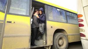 În fiecare zi, o mamă își cară în braţe fiul imobilizat, ca să-l ducă la școală. Autobuzul cu care face naveta nu are rampă
