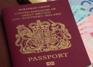 Cetățenii britanici sunt avertizați să-și schimbe de urgență pașapoartele, cu șase luni înainte de Brexit