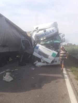 Un şofer român de TIR a scăpat cu viaţă dintr-un accident teribil, în Ungaria. A ieşit pe picioare din cabină