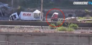 Un TIR încărcat cu 44 de tone de oţel, una dintre cauzele prăbuşirii podului din Genova. Un şofer român a murit