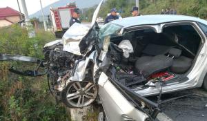 O şoferiţă de 33 de ani a murit la Herculane, intrând pe contrasens într-un TIR. Era atentă la telefonul mobil