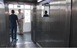 În liftul de la Maternitatea Ploiești care a căzut în gol de la etajul 5 erau 15 paciente