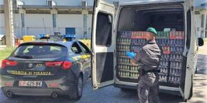 Cinci şoferi români au fost prinşi cu mii de cutii şi peturi de bere aduse din ţară, în Italia, pentru contrabandă