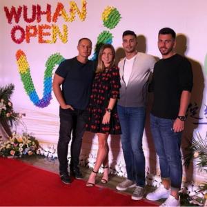 Simona Halep, apariţie de senzaţie pe covorul roşu, la Wuhan Open! Constănţeanca a atras toate privirile la petrecerea din China