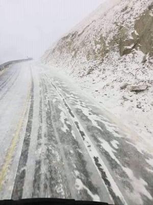 Strat de zăpadă de 10 centimetri pe Transfăgărăşan. Drumarii intervin cu utilajele de deszăpezire (Video)