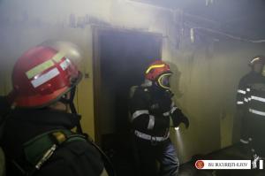 Etajul unui bloc din Pantelimon, cuprins de flăcări. Zeci de oameni au fost evacuaţi (Video)