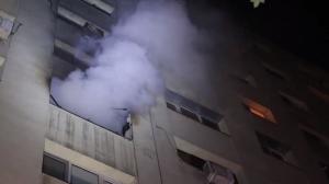 Etajul unui bloc din Pantelimon, cuprins de flăcări. Zeci de oameni au fost evacuaţi (Video)