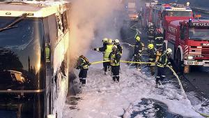 Un autocar românesc a explodat, pe o autostradă din Austria. Flăcări uriaşe au înghiţit imediat maşina