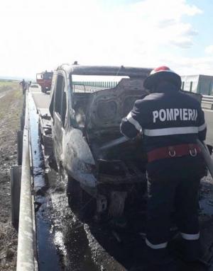 Maşină în flăcări pe A1, între Orăştie şi Sebeş. Focul a cuprins autoturismul în timp ce şoferul conducea