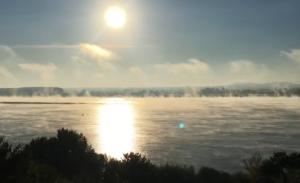 Fenomen rar pe Dunăre: apa "fierbe" la aproape 0 grade (Video)