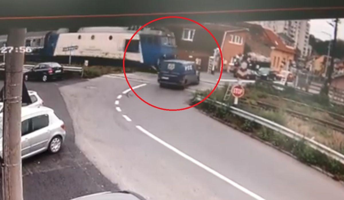 Momentul Impactului Dintre Un Tren Si O MasinÄ La Targu Mures