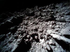 Noi imagini spectaculoase transmise de pe un asteroid, de două rovere japoneze