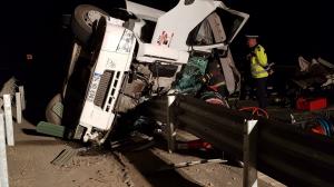 Un şofer de TIR a murit strivit în cabină, într-un accident şocant pe A1, la Ceala, în Arad