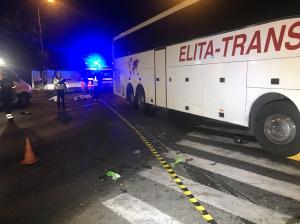 Doi tineri au murit pe loc, la Suceava, după ce au intrat cu motocicleta sub un autocar plin cu turiști ucraineni (Imagini dramatice)
