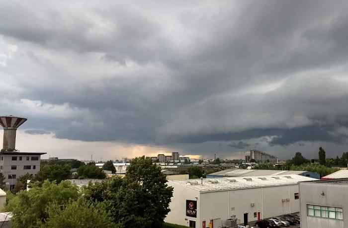 Fenomene meteo extreme. Un ciclon loveşte România