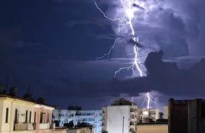 Un ciclon periculos loveşte azi România. ANM anunţă fenomene meteo extreme până diseară, la ora 23.00