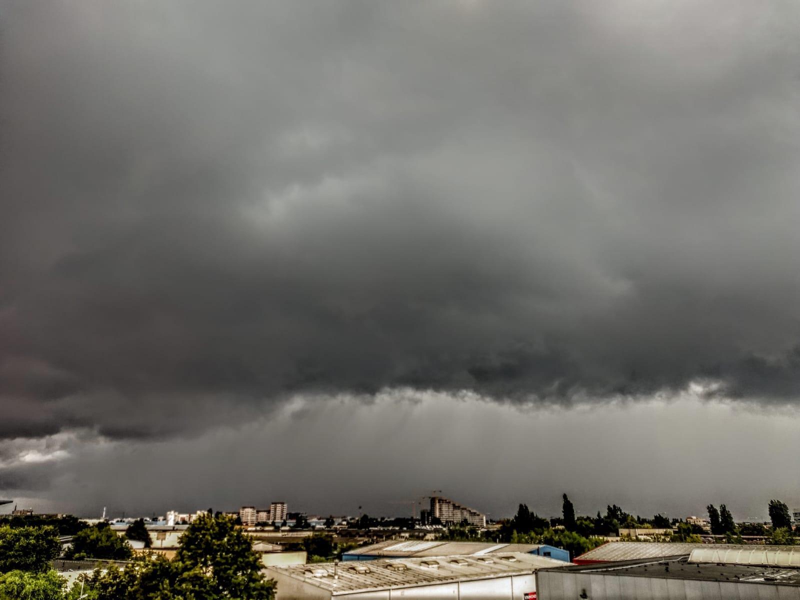 Un ciclon loveşte azi România. ANM anunţă fenomene meteo ...