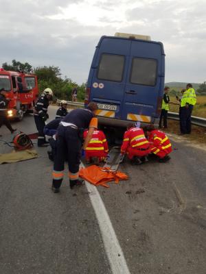 Accident mortal la Sibiu! Un motociclist a derapat și s-a izbit de un microbuz cu pasageri