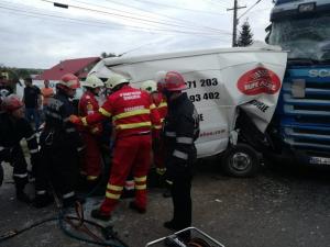Accident cu două TIR-uri şi o dubiţă la Chiţorani, în Prahova. A fost chemat elicopterul SMURD