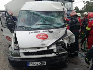 Accident cu două TIR-uri şi o dubiţă la Chiţorani, în Prahova. A fost chemat elicopterul SMURD