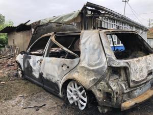 Cu toporul în mână, o tânără moldoveancă a fărâmat poarta, a dat foc maşinii şi casei fostului iubit, apoi şi-a aprins o ţigară (Video)