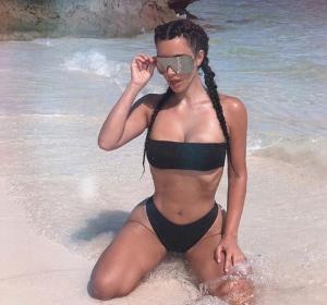 Kim Kardashian transmite un mesaj criticilor, în timp ce îşi arată formele în vacanţă