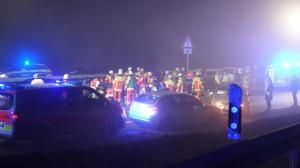 Un copil de 10 ani şi tatăl lui au murit, 19 oameni răniţi, într-un accident cu 6 maşini, la ora 1, de Anul Nou, în Germania