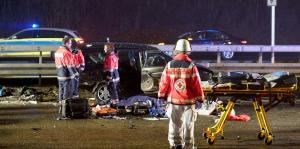 Un copil de 10 ani şi tatăl lui au murit, 19 oameni răniţi, într-un accident cu 6 maşini, la ora 1, de Anul Nou, în Germania