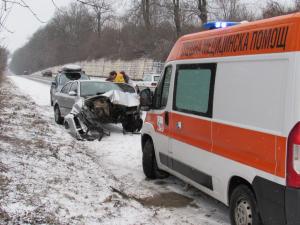 Motor aruncat zeci de metri din maşina unui român care a intrat în peretele de beton, pe marginea şoselei, în Bulgaria