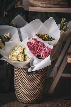 Vrei să îi faci ziua mai frumoasă? Apelează la servicii de livrare flori în Bucuresti!