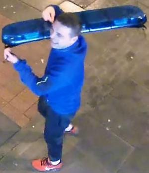 Tânăr care a furat girofarul unei maşini de poliţie, căutat în Marea Britanie