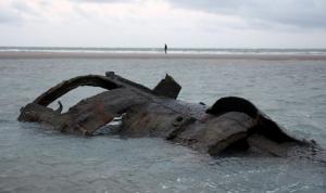 Epava unui submarin german vechi de 100 de ani a apărut pe o plajă din Franța
