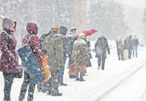 Alertă meteo de ninsori în Bucureşti. ANM: Va continua să ningă şi se va depune strat nou de zăpadă