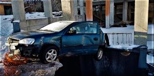 Un adolescent de 19 ani rupt de beat a ajuns cu maşina deasupra unui hău negru, pe un şantier, la Cluj