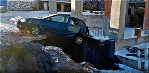Un adolescent de 19 ani rupt de beat a ajuns cu maşina deasupra unui hău negru, pe un şantier, la Cluj