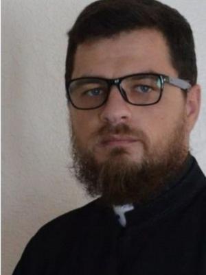 Un infractor român deghizat în preot slujea de 3 ani în parohia unor români din California. Ilie Iulian Vasile era condamnat la 10 ani de puşcărie